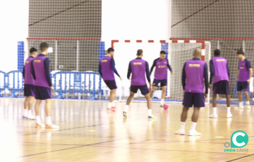 La plantilla azulgrana durante el entrenamiento antes del duelo frente a los gaditanos