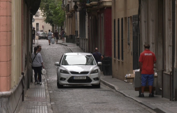 Vehículo circulando por el centro de la capital gaditana
