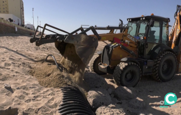 Maquina trabajando en el espacio litoral donde se situa la instalación
