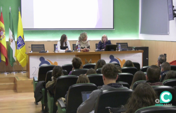 La profesora titular de la UCA, Francisca Fuentes, durante su intervención en el encuentro de este miércoles