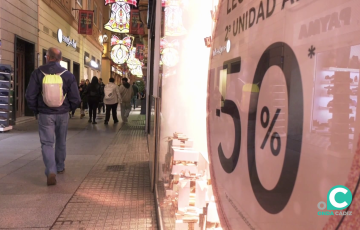 Viandantes por una de las calles comerciales de la ciudad durante las pasadas navidades