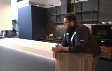 Juan Viu en la cocina del restaurante Mare 