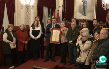 Distinguidos y autoridades al final del acto celebrado en el Ayuntamiento