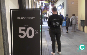 Cartel publicitario en una calle comercial de la capital durante el Black Friday 2024