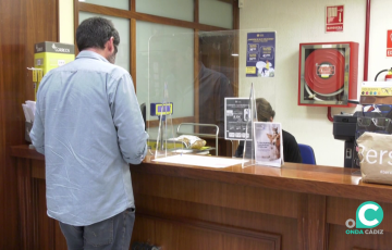 Mostrador de una oficina postal en la capital gaditana