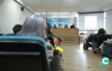 Asistentes a uno de los encuentros en el salón de actos celebrados este jueves