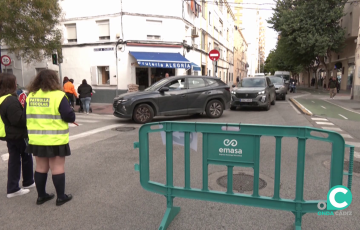 Desvio de tráfico en la calle Trille por alumnas del colegio San Francisco de Asís dentro del dispositivo