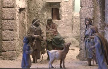 Un belén que recibe al visitante con las puertas abiertas