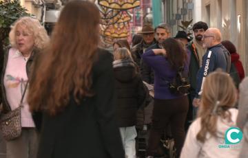 Viandantes por las calles de Cádiz. 