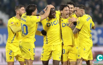 Los jugadores cadistas celebran el gol de Moussa Diakité (Foto: Cádiz CF)