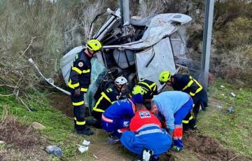 Efectivos de bomberos y bomberos asistiendo a uno de los heridos accidentados