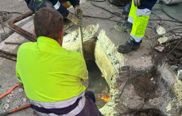 Operarios tratan de arreglar la avería en una tubería en la localidad gaditana