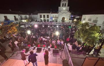 Imagen de la celebración de las precampanadas de Algar en 2024