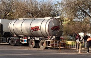 Camión cisterna para dar servicio a vecinos afectados