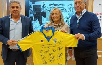 Protagonistas con el peculiar premio tras el acto de presentación