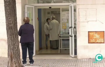 Entrada a un centro de atención primaria de la capital gaditana.