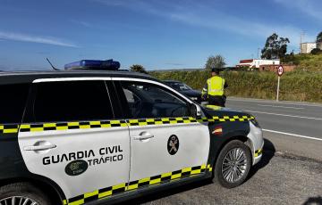 Coche de la Guardia Civil en una carretera en una imagen de archivo