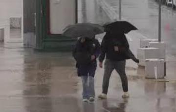 Transeúntes bajo sus paraguas durante la intensa lluvia. 