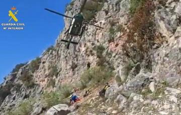 El helicóptero de la Guardia Civil en plenas labores de rescate en el lugar de los hechos