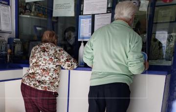 Un hombre y una mujer compran lotería en una imagen de archivo