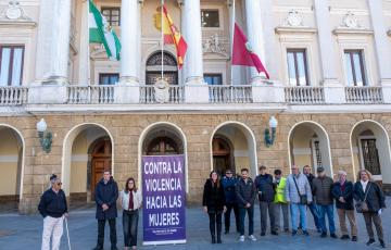 Imagen del respetuoso acto en la plaza de San Juan de Dios