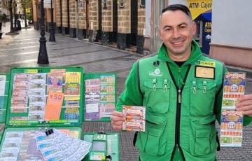 Moisés Mante, el vendedor que ha repartido la suerte en la calle Plocia, esquina con la plaza San Juan de Dios