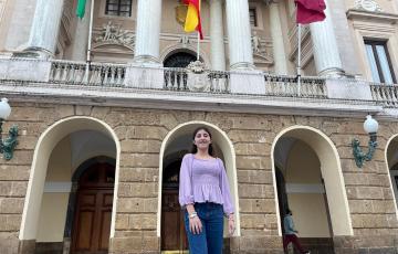La joven elegida ante el Ayuntamiento de Cádiz