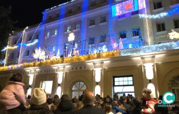 El Colegio San Felipe Neri iluminado con luces de Navidad. 