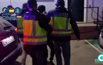 Traslado de uno de los arrestados a las dependencias policiales