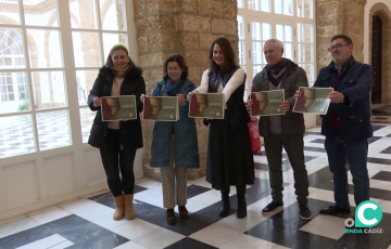 Representantes de la entidad y autoridades tras el acto con los ejemplares