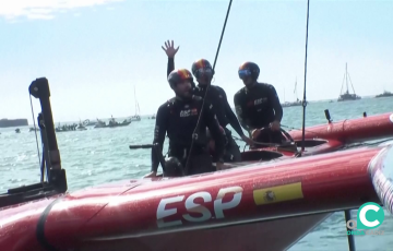 Tripulantes de la embarcación hispana saliudan tras una de las pruebas