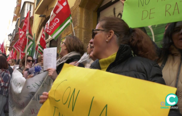 La concentración ante la delegación de Educación de la capital gaditana
