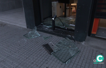 Efectos del ataque a uno de los locales la pasada madrugada