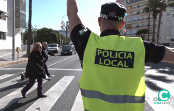 La formación ha incluido prácticas en el control de tráfico por la avenida de la capital gaditana.