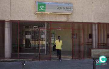 Una usuaria accede al centro de la Salud La Laguna este martes