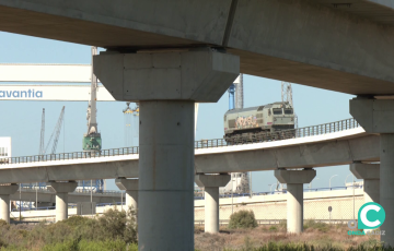 Una locomotora transita sobre uno de los ramales en la localidad de Puerto Real