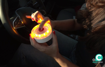 Una conductora enciende el nuevo elemento que será más frecuente a partir del nuevo año en las carreteras