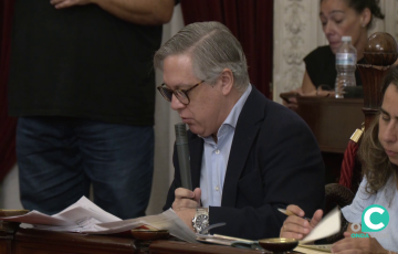 El portavoz de la formación Óscar Torres, durante una intervención plenaria