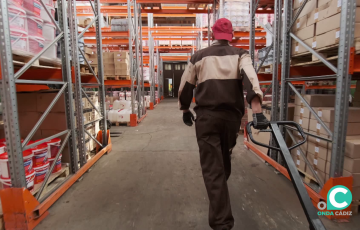 Trabajador durante su jornada en un almacen 