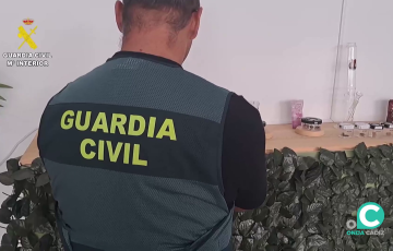 Agente durante una operación contra el narcotráfico en el 2025
