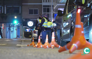 Agentes junto a los vehículos durante una inspección en la plaza Ana Orantes 