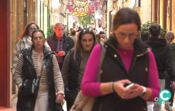 Viandantes por una calle del centro de la capital gaditana