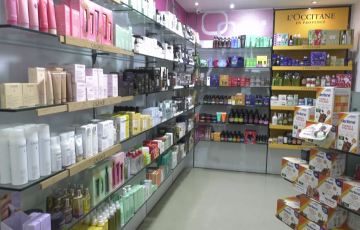 Interior de una farmacia en la capital gaditana