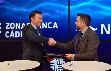 El delegado del Estado en la Zona Franca Fran González, y el presidente de Navantia, Ricardo Domínguez, tras la firma del protocolo