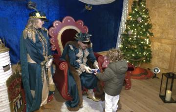 El Cartero Real y su equipo ultiman la recogida de cartas ante la llegada de los Reyes Magos.