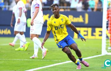 Efe celebrando el tanto conseguido ante la Cultural Leonesa en el Nuevo Mirandilla (Foto: Cádiz CF)