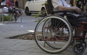 Una persona en silla de ruedas