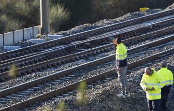 Tramo de vía en Adamuz con personal por el accidente ferroviario. 
