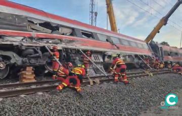 Trabajo de los equipos de rescate en la zona del accidente. 