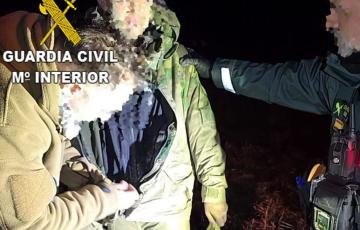 El adolescente acompañado de agentes de la Guardia Civil en la localidad serrana